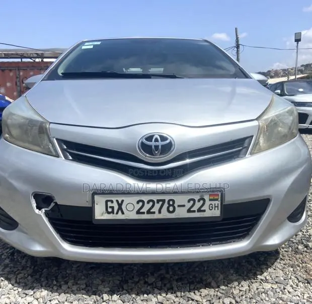 Toyota Yaris 2012 Silver · Photo 1