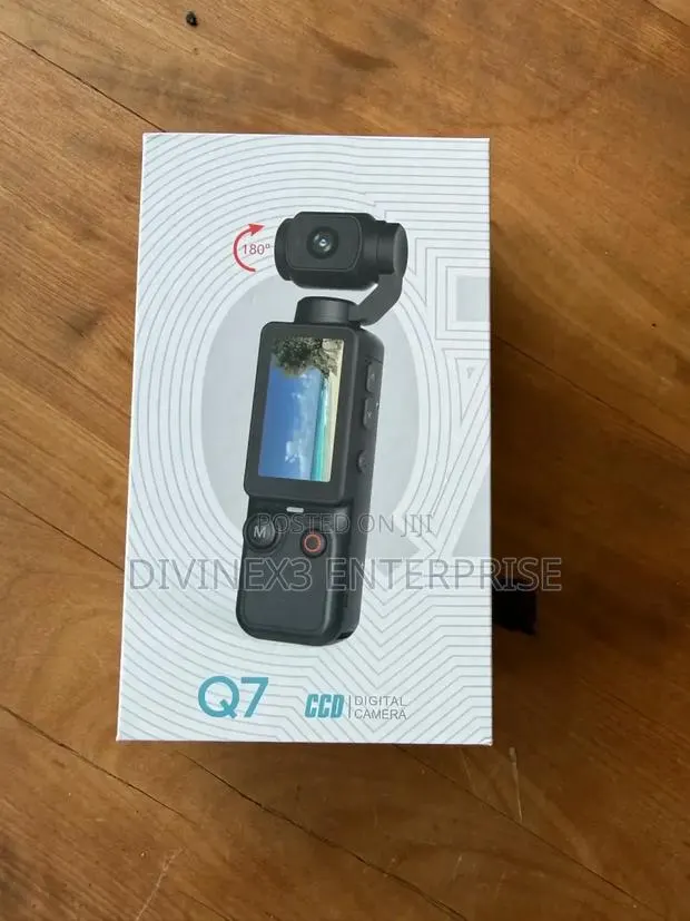 Q7 CCD Digital Camera · Photo 2