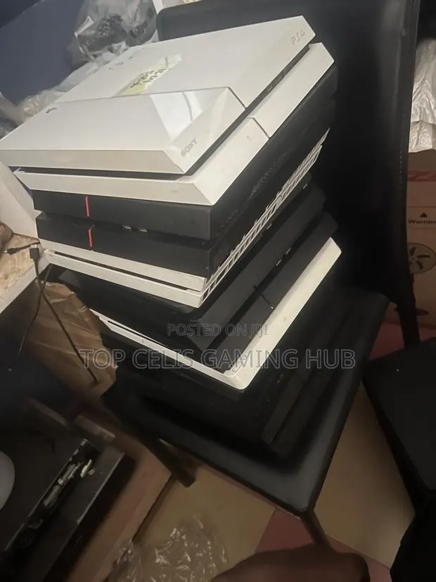 Playstation 4 Slim With Games · Photo 1