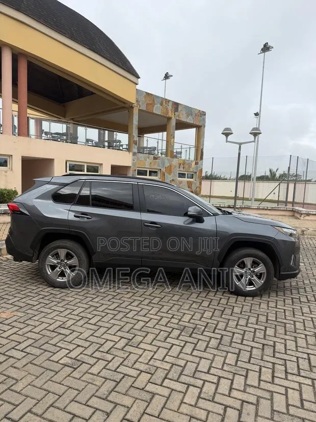 Toyota RAV4 XLE AWD 2023 Gray · Photo 1