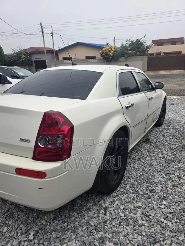 Chrysler 300 2010 Off white · Photo 1