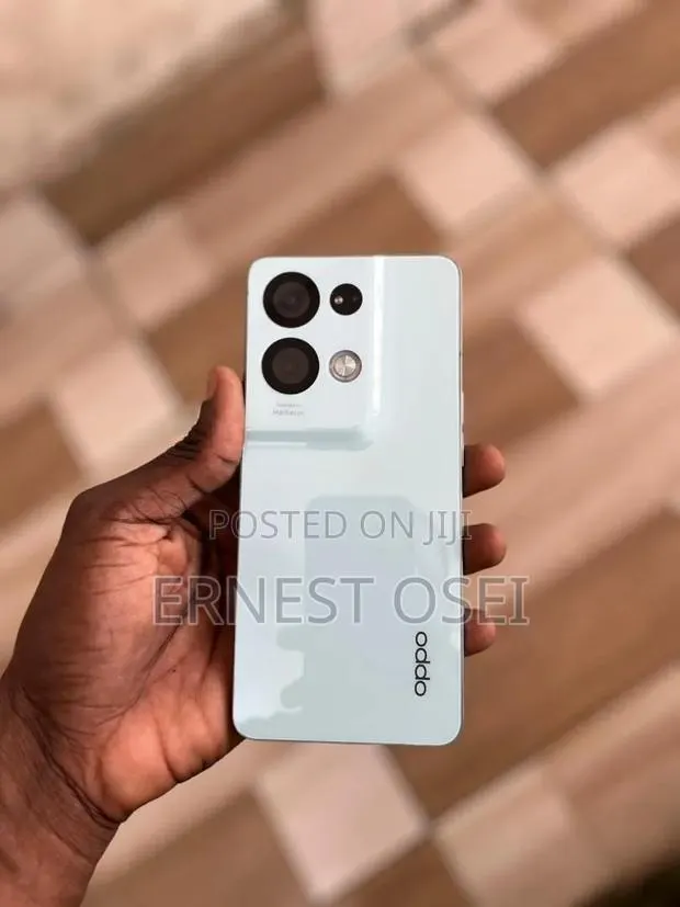 Oppo Reno8 Pro 256 GB Silver · Photo 1