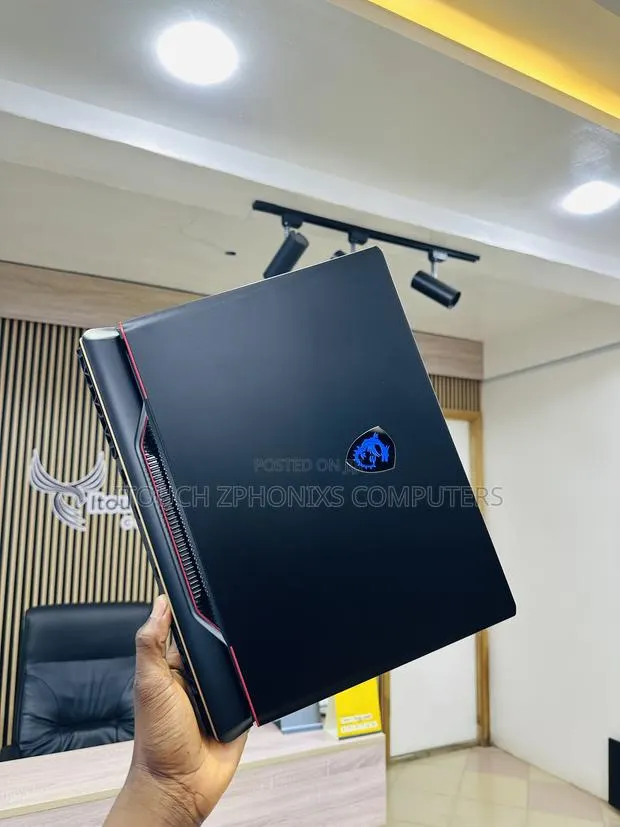 Laptop MSI Raider GE68HX 13VI-202US 32GB Intel Core i9 SSD 1T · Photo 1
