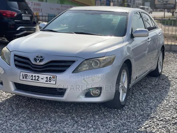 Toyota Camry LE 4dr Sedan (2.5L 4cyl 6AM) 2010 Silver · Photo 1