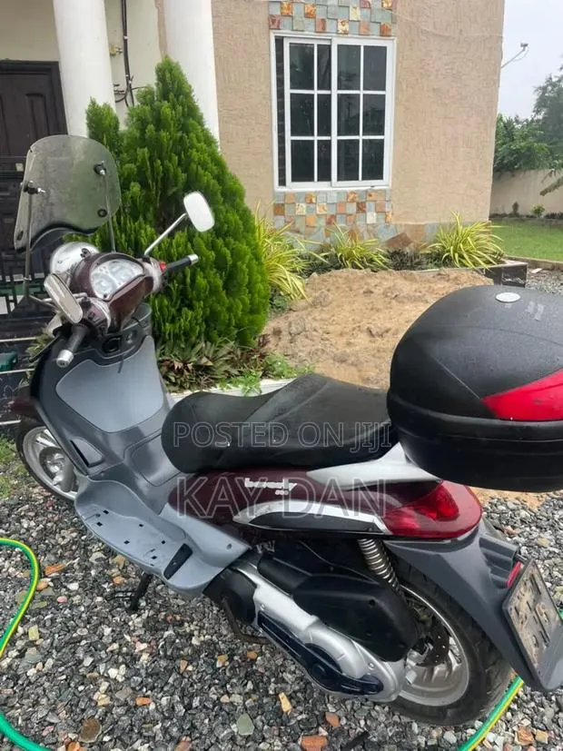 Piaggio Scooter 2012 Red · Photo 1
