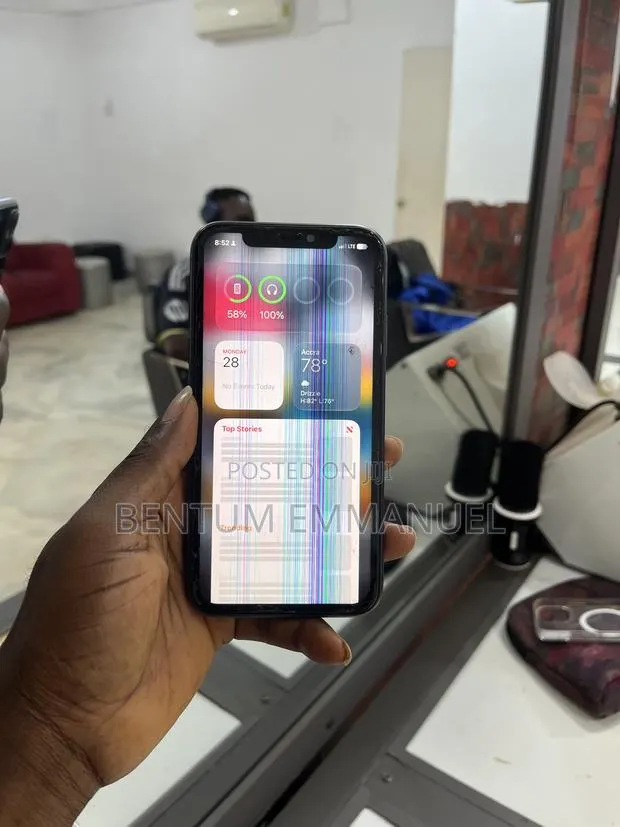 Apple iPhone 11 64 GB Black · Photo 4