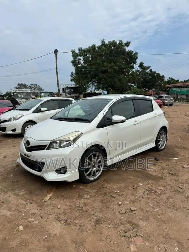 Toyota Vitz 2013 Gray · Photo 1
