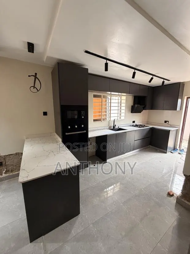 Modern Fitted Kitchen for Sale · Photo 1