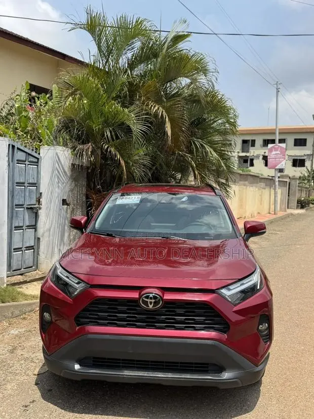 Toyota RAV4 XLE AWD 2024 Red · Photo 1