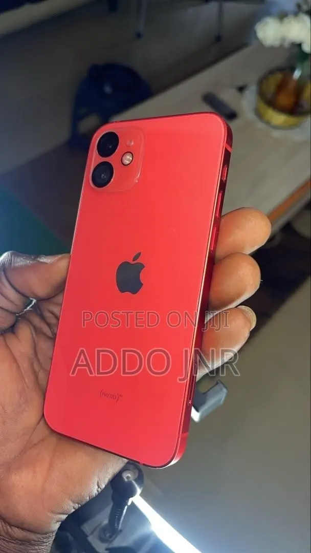 Apple iPhone 12 64 GB Red · Photo 1