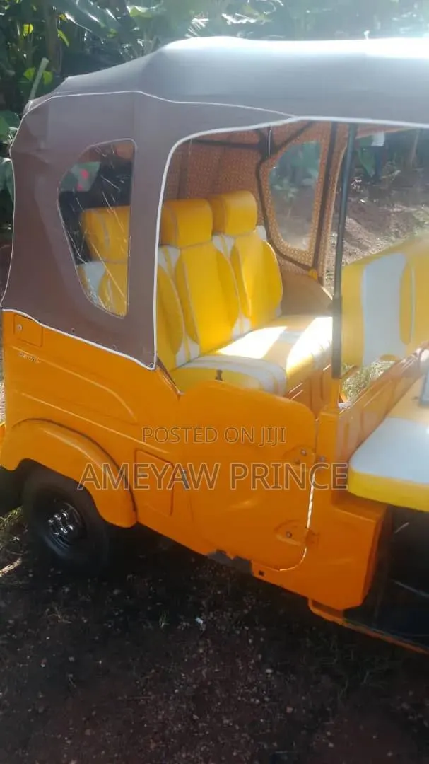 Bajaj RE 2026 Yellow · Photo 1