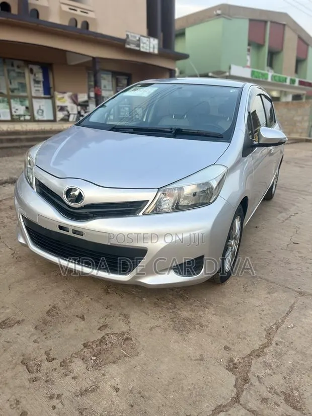 Toyota Vitz 1.3 FWD 5dr 2013 Silver · Photo 1