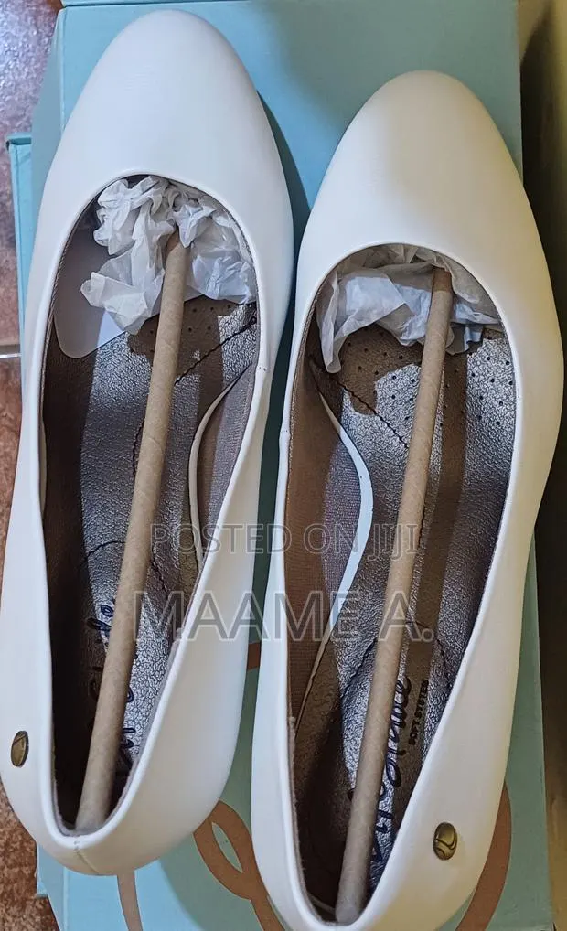 Lifestride White Comfortable Closed Shoe Heel · Photo 1