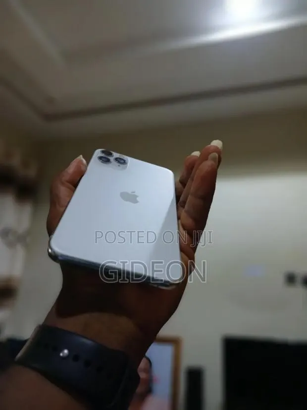 Apple iPhone 11 Pro Max 256 GB White · Photo 1
