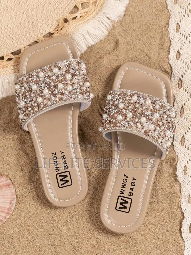 Girls Slippers · Photo 1