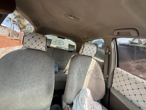 Toyota Vitz 2009 White · Photo 1