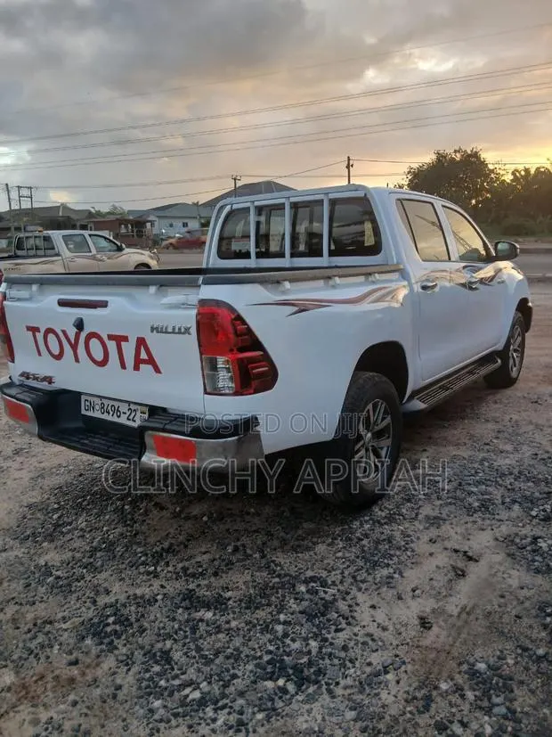 Toyota Hilux 2022 White · Photo 1