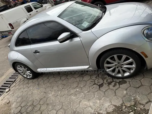Volkswagen Beetle 1.8T 2dr Hatchback (1.8L 4cyl Turbo 5M) 2015 Silver · Photo 1