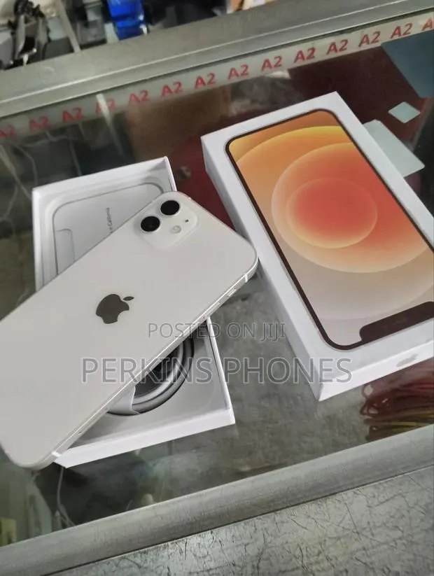 New Apple iPhone 12 128 GB Silver · Photo 1