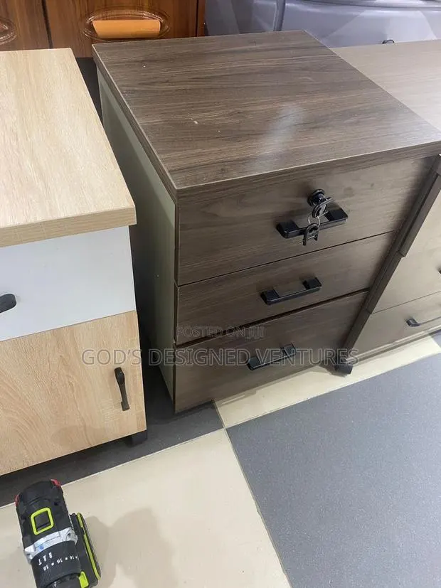 A Well Made Wooden 3 Drawer Cabinet · Photo 1