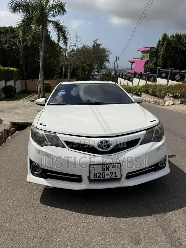 Toyota Camry SE V6 4dr Sedan (3.5L 6cyl 6A) 2013 White · Photo 1