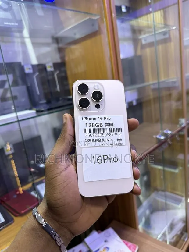 Apple iPhone 16 Pro 128 GB Gold · Photo 1