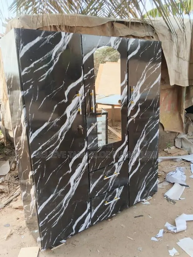 Trippple Door Wardrobe · Photo 1