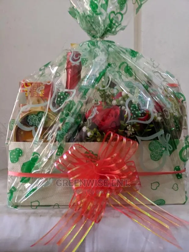 Classic Holiday Gift Hamper · Photo 1