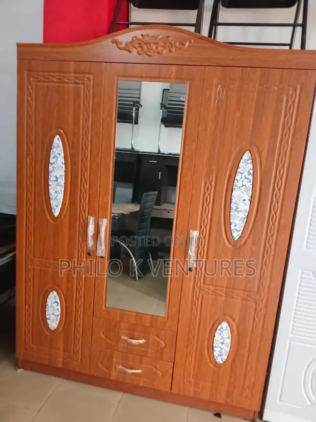Brown Wardrobe · Photo 1