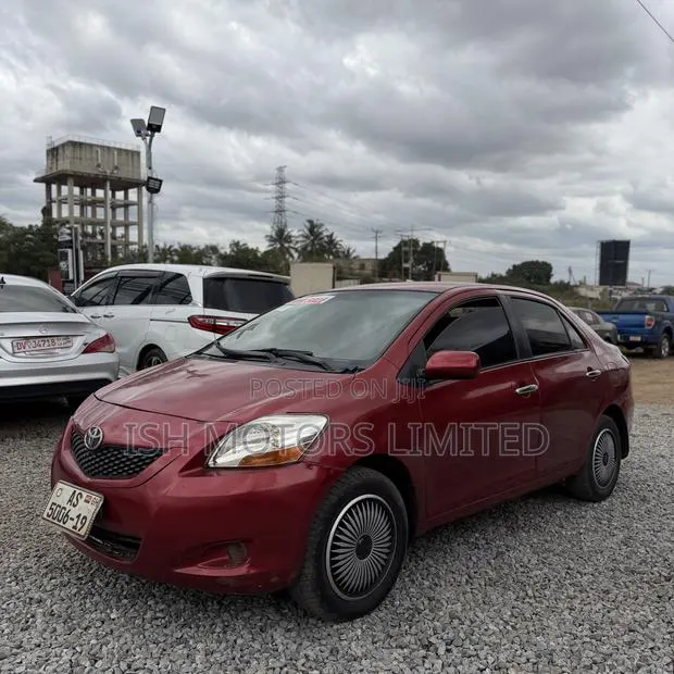 Toyota Yaris Base Sedan 4dr 2010 Red · Photo 1