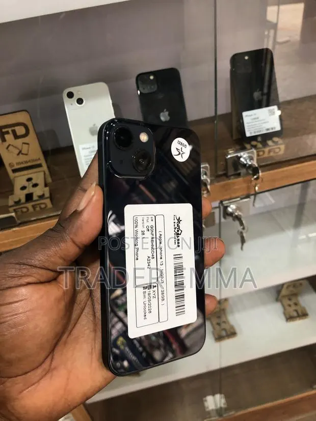 Apple iPhone 13 128 GB Black · Photo 1