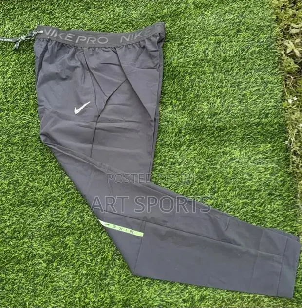 Nike Joggers · Photo 3