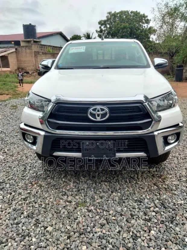 Toyota Hilux 2025 White · Photo 1
