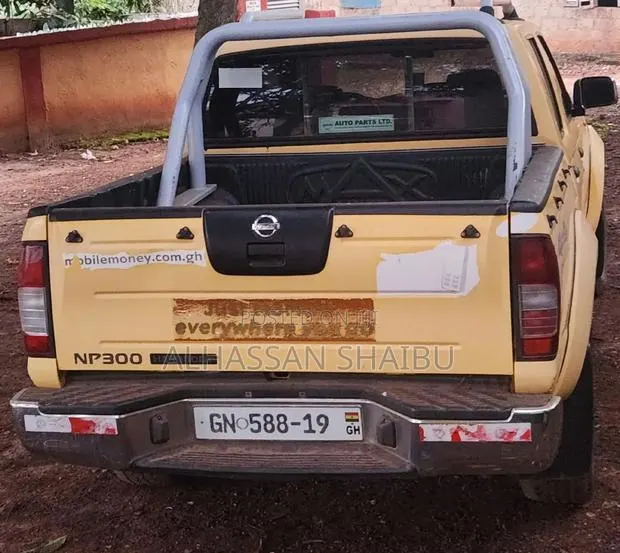 Nissan Hardbody 2019 Gold · Photo 1