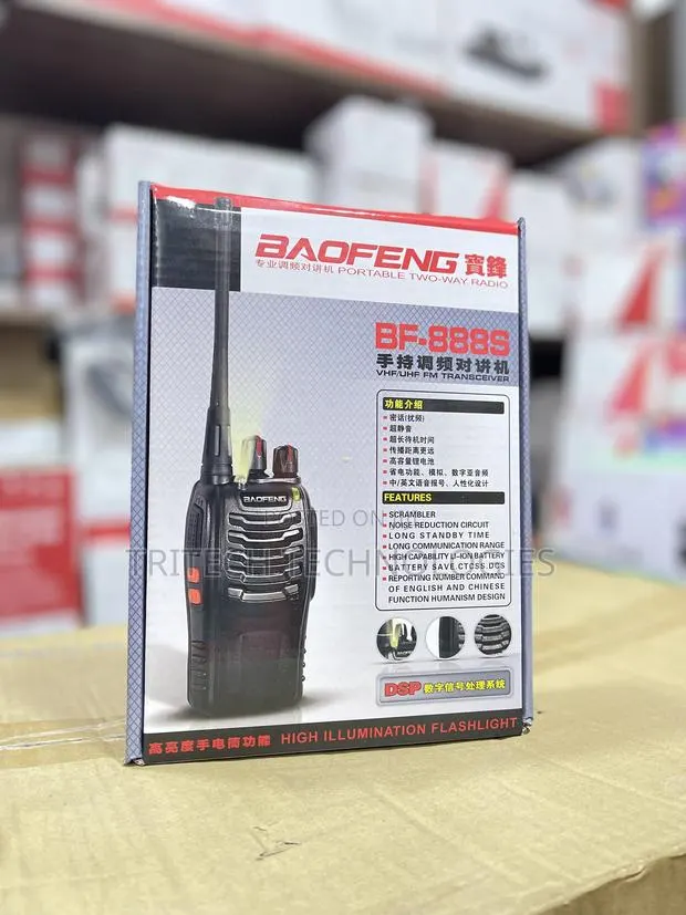 Baofeng Walkie-Talkie 2 in 1 With Earpiece · Photo 1