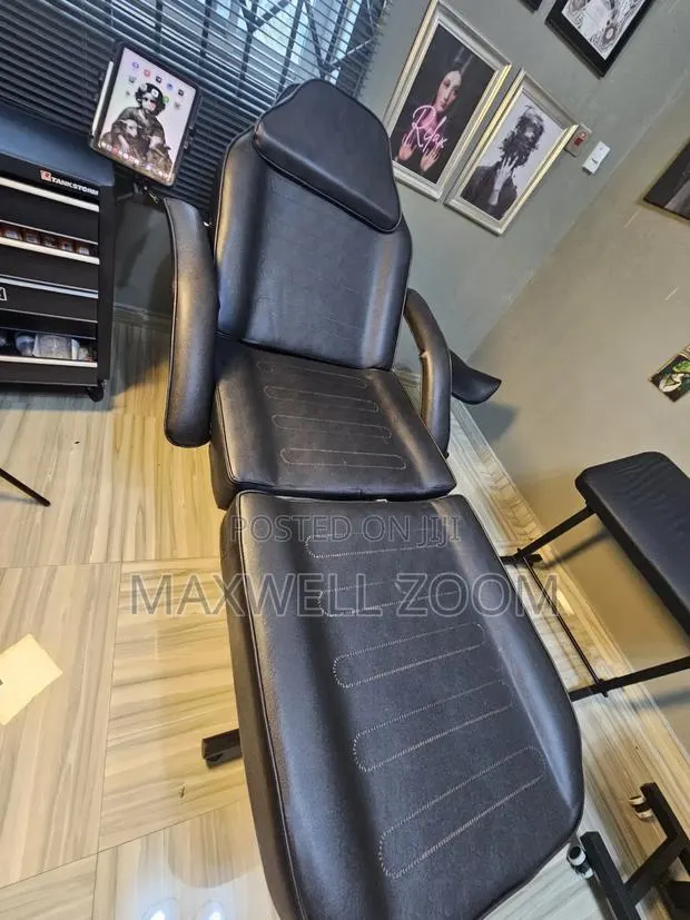 Tattoo and Spa Bed Black Leather Adjustable · Photo 1