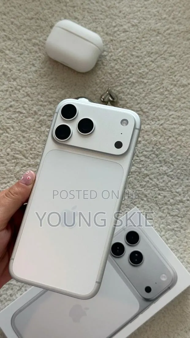 Apple iPhone 17 Pro Max 256 GB Silver · Photo 1