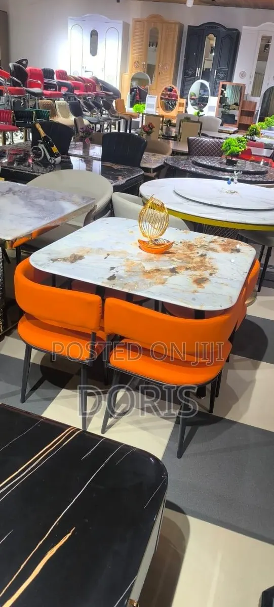 4 Sides Dinning Table · Photo 1