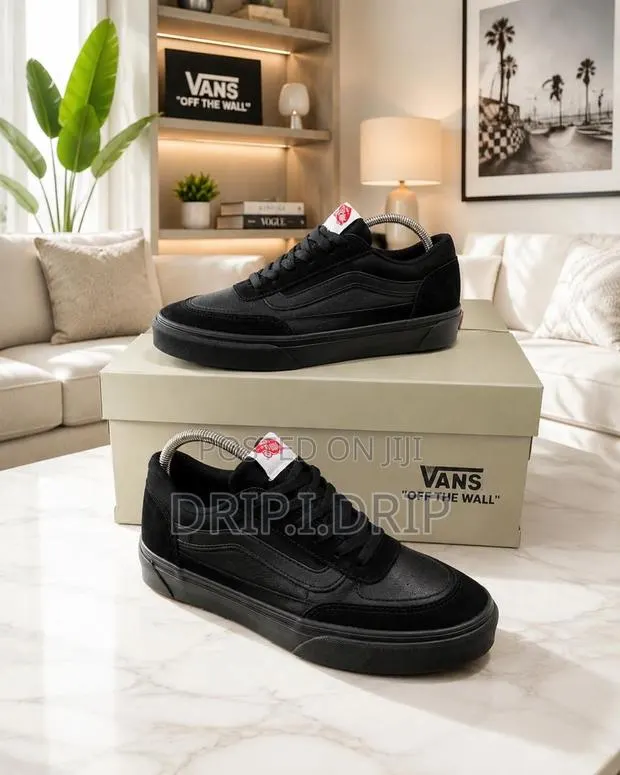 Vans “Off the Wall” (Black).Comes in Box. Very Classic and Nice · Photo 1