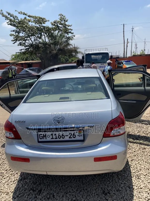 Toyota Belta 2010 Silver · Photo 1