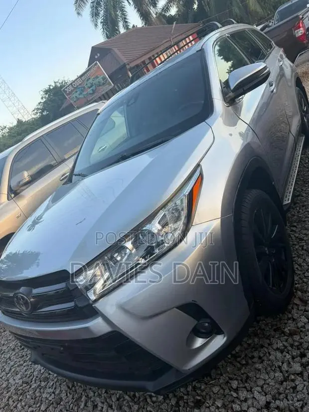 Toyota Highlander SE 4x4 V6 (3.5L 6cyl 8A) 2017 Brown · Photo 1