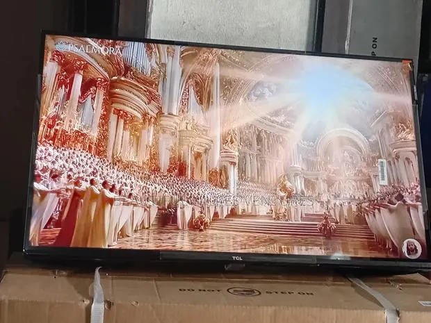 TCL 32” Led Smart Viewing Solution · Photo 1