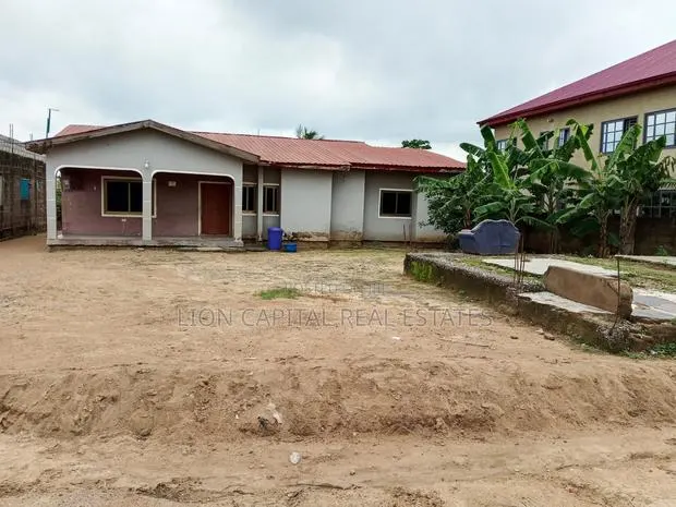 Land for Sale at Ablekuma Afuaman With an Old House on It · Photo 1
