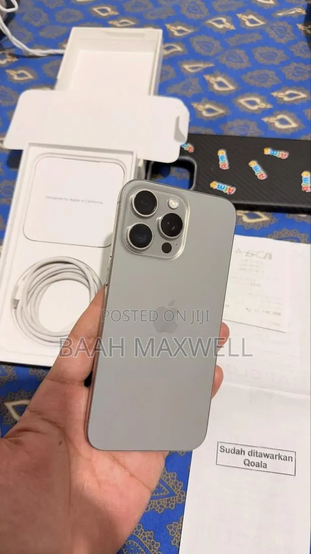 Apple iPhone 15 Pro Max 256 GB Silver · Photo 1
