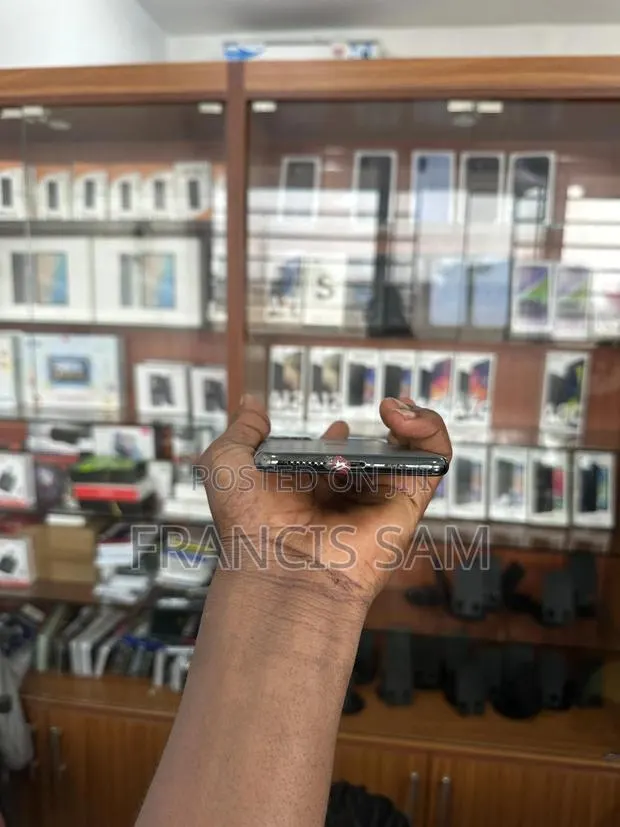Apple iPhone 11 Pro Max 64 GB Green · Photo 1