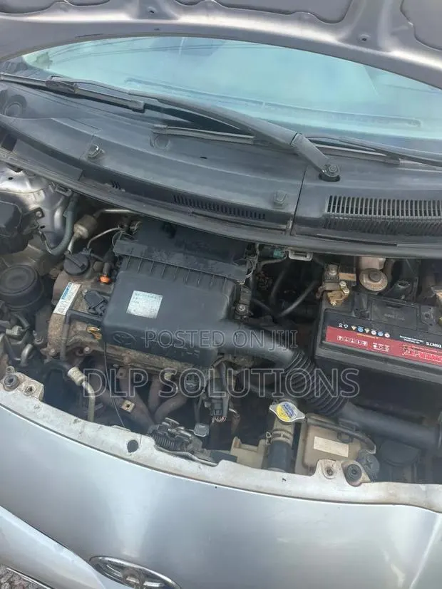 Toyota Vitz 1.3 FWD 5dr 2010 Silver · Photo 6