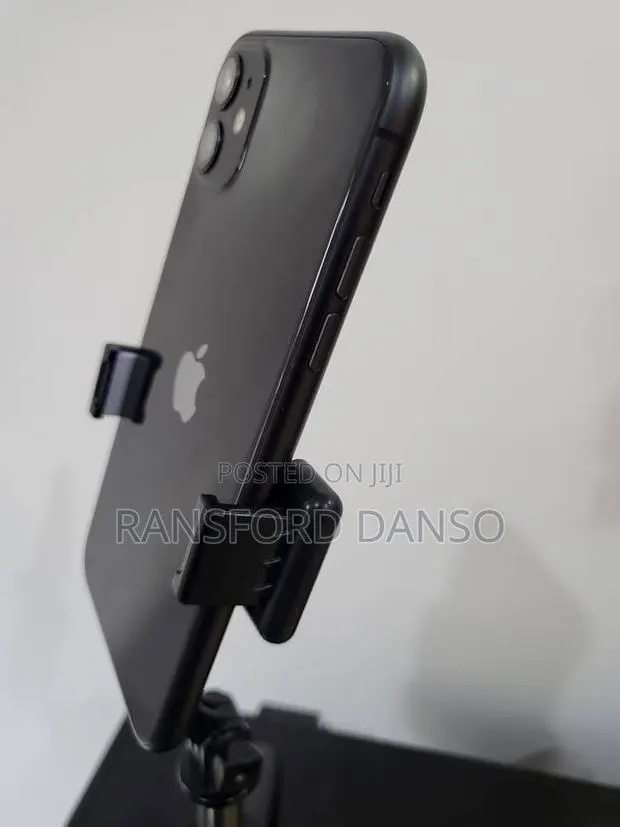 Apple iPhone 11 64 GB Black · Photo 1