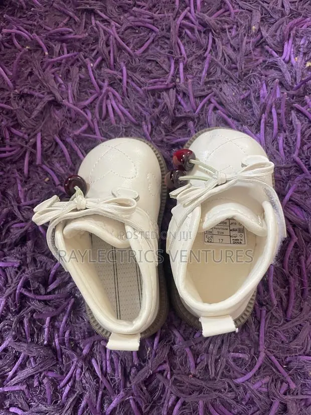 UK Girl Kids Shoe · Photo 1