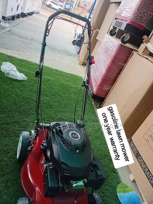 Powerful and Robust Petrol Lawn Mower 18inch · Photo 1