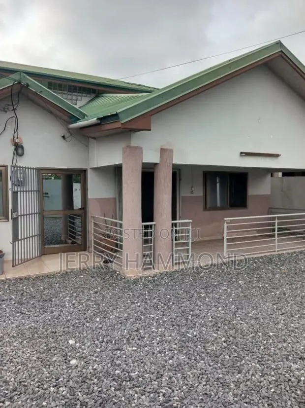 3bdrm Apartment in Teshie Bushroad, New Town for rent · Photo 1